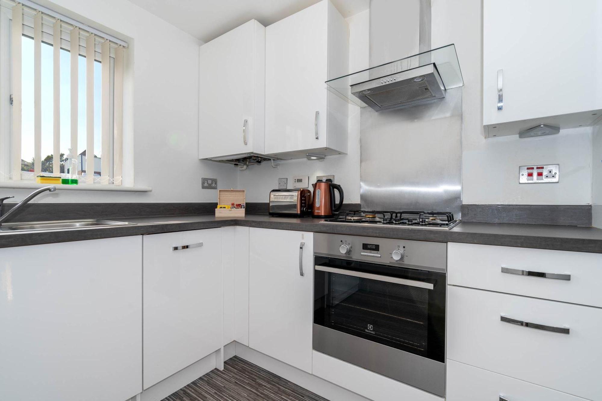 Detached 3 Bedroom House - Gaerden - Parking - Rated - Netflix - Wifi - 98c Vakantiehuis *