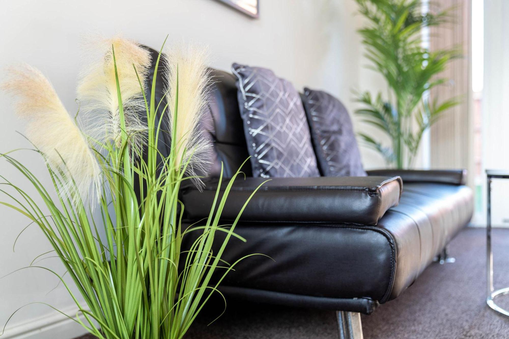 Detached 3 Bedroom House - Gaerden - Parking - Rated - Netflix - Wifi - 98c Vakantiehuis *