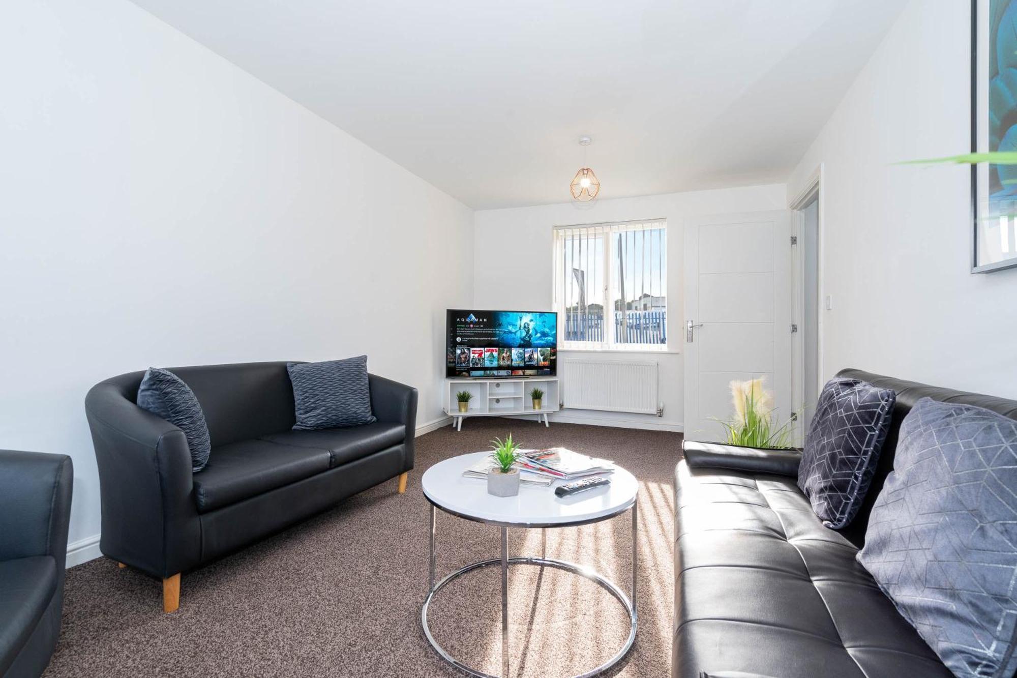 Detached 3 Bedroom House - Gaerden - Parking - Rated - Netflix - Wifi - 98c